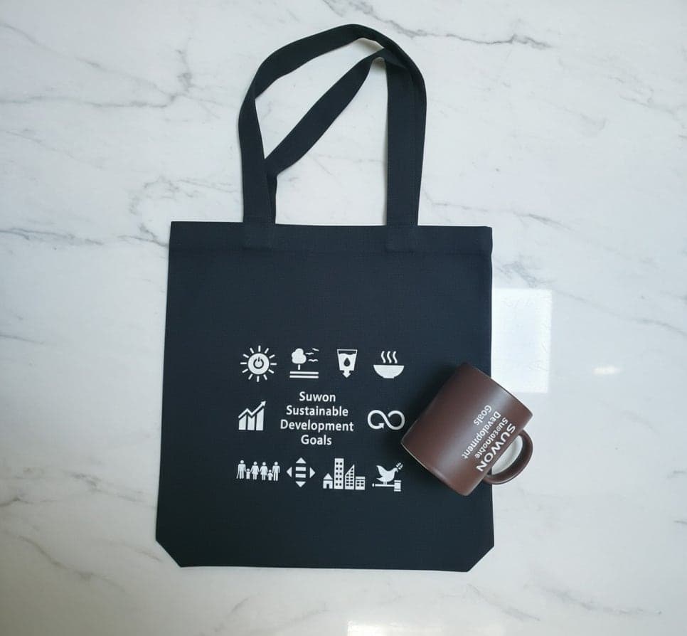수원시 지속가능발전 굿즈 디자인 — Suwon SDGs 에코백·머그컵 썸네일
